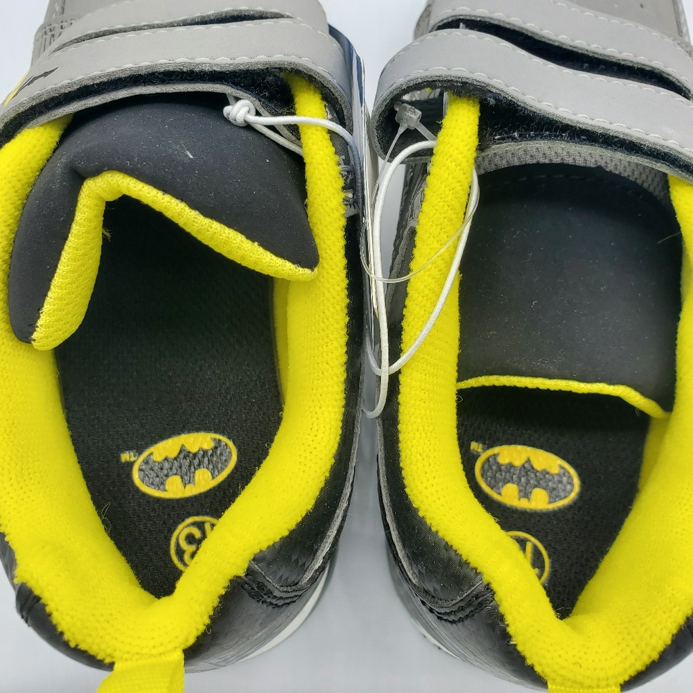 Batman Boys Black/Yellow/Silver Light Up Shoes 13 - Picture 6 of 9